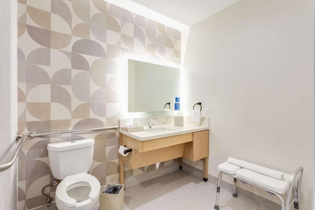Queen Room with Two Queen Beds and Roll-In Shower - Mobility Access room - Image 2
