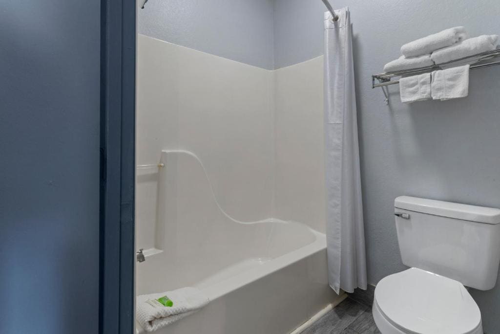 Queen Room with Two Queen Beds - Non-Smoking room - Image 3