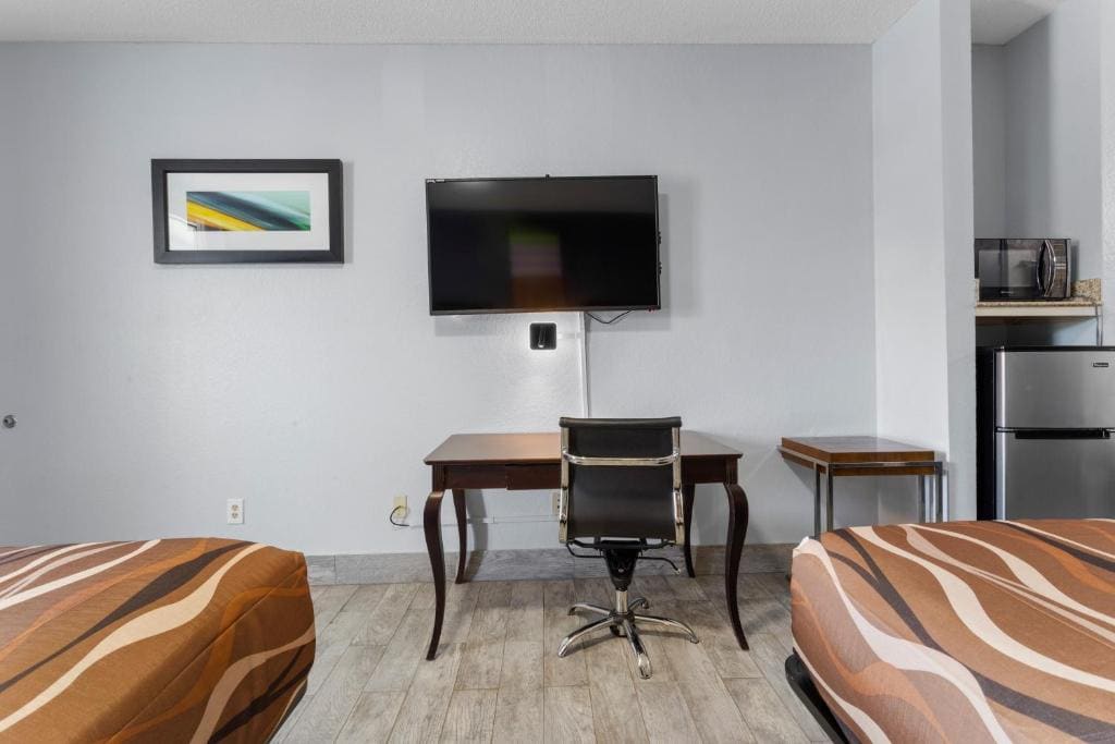 Queen Room with Two Queen Beds - Non-Smoking room - Image 2