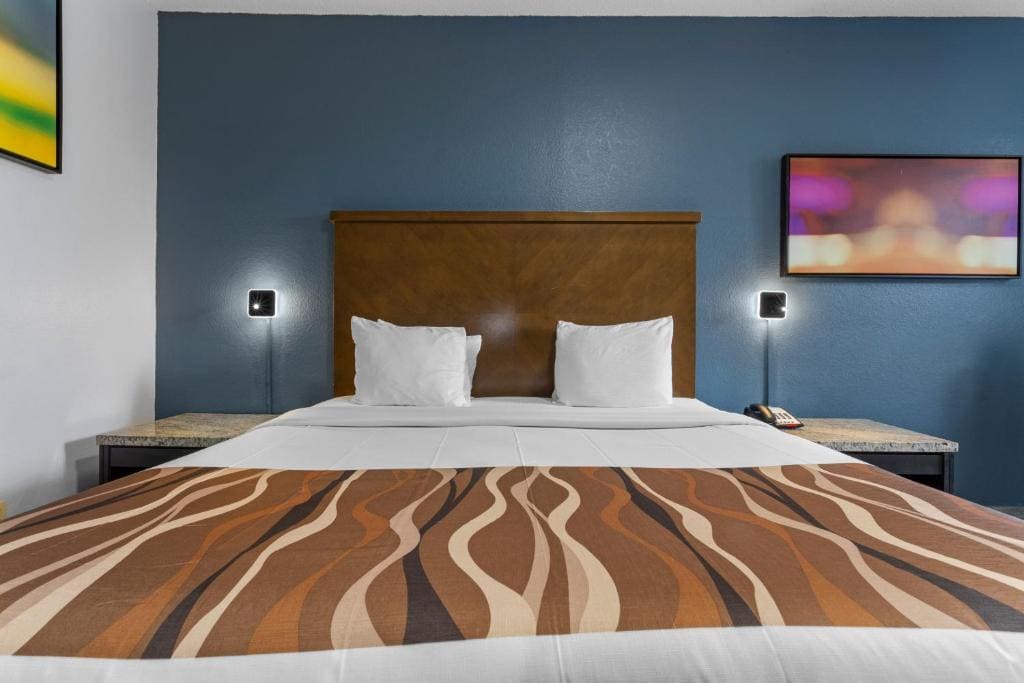 King Room - Non-Smoking room - Image 3