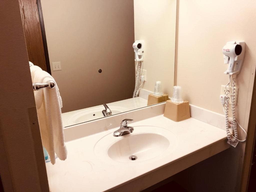 Queen Room - Disability Access room - Image 3