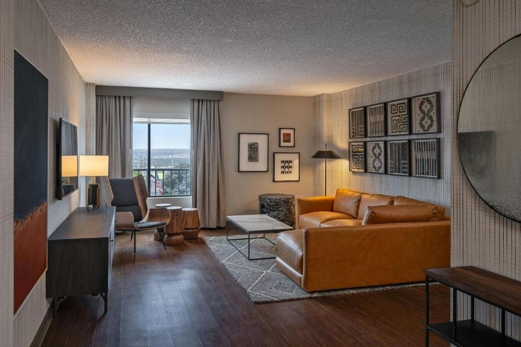 Club lounge access, 1 Bedroom Junior Suite, 1 King, Sofa bed room - Image 2