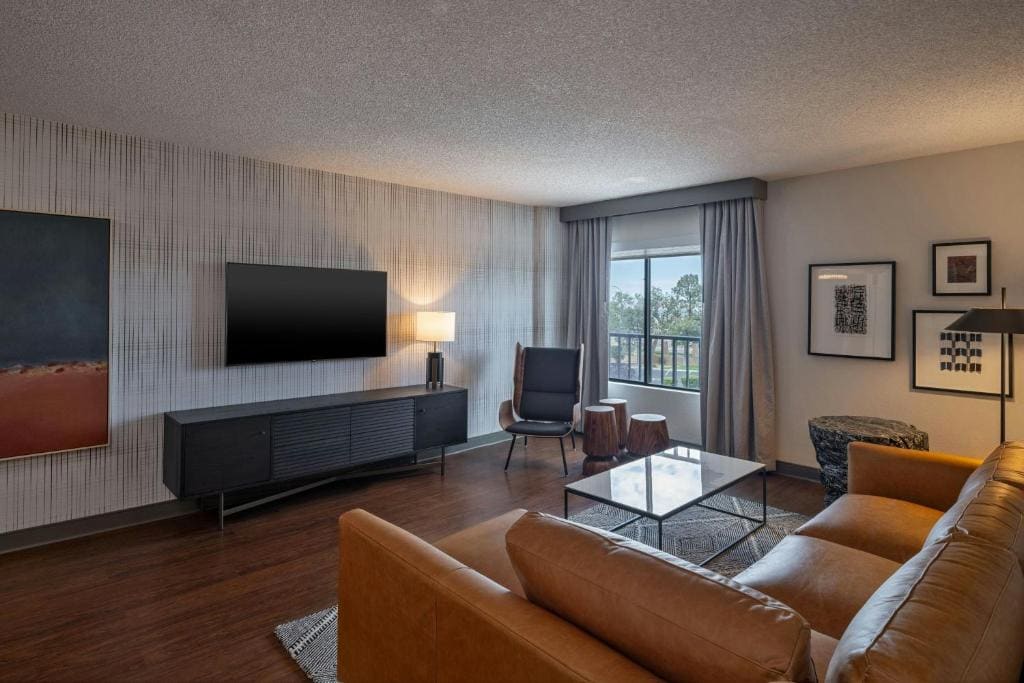 Club lounge access, 1 Bedroom Junior Suite, 1 King, Sofa bed room - Image 3