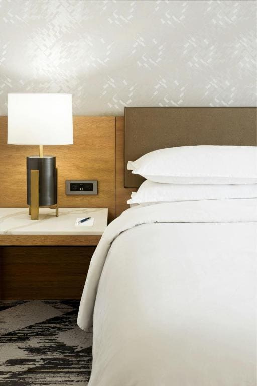 Guest Room, 1 King room - Image 1