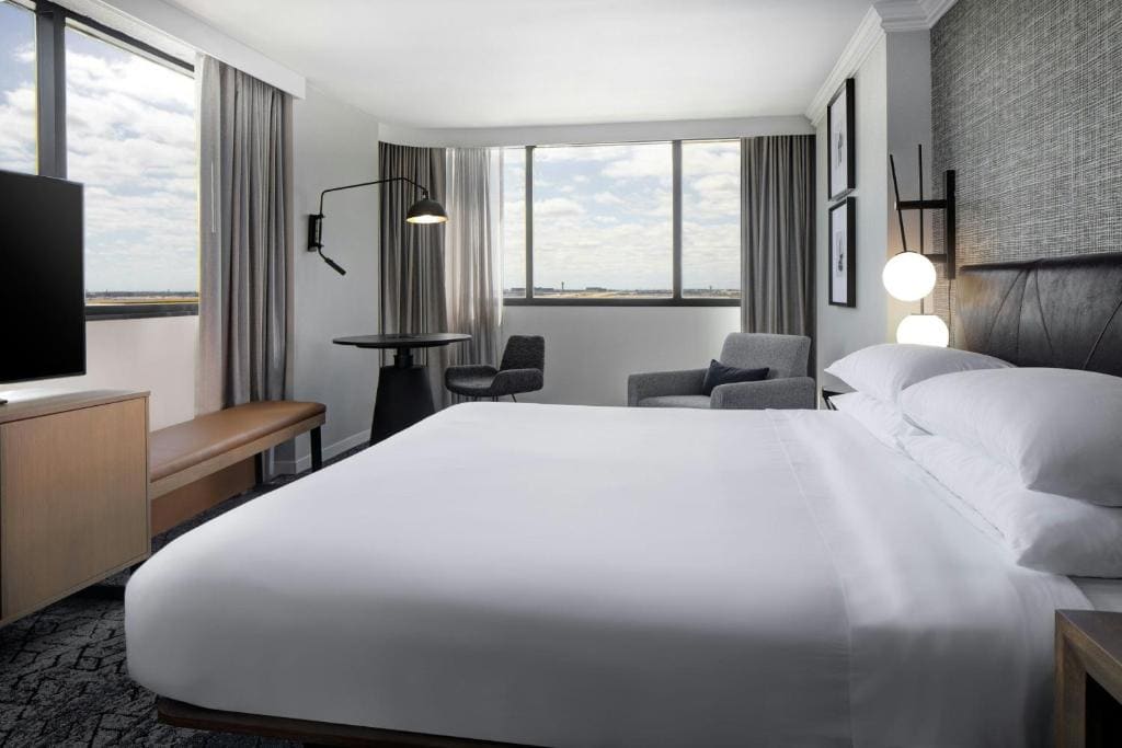 Club level, Guest room, 1 King, High floor room - Image 1