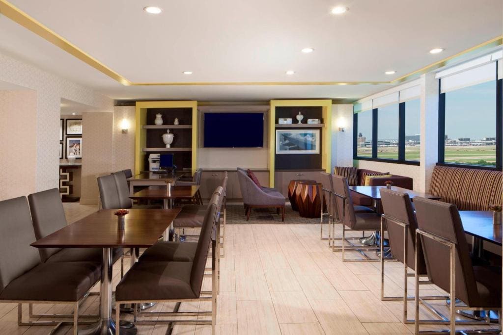 Club level, Guest room, 1 King, High floor room - Image 3
