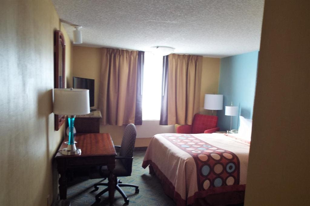 Queen Room with Two Queen Beds - Non-Smoking room - Image 3