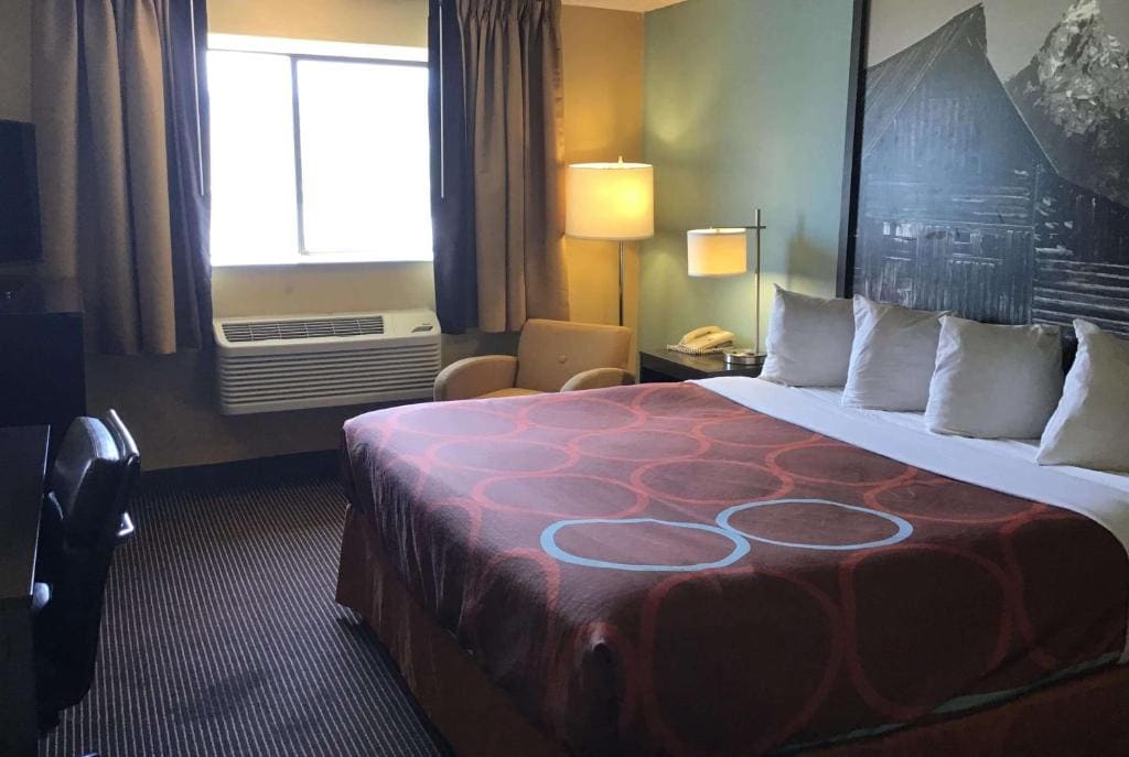 Queen Room with Two Queen Beds - Non-Smoking room - Image 2