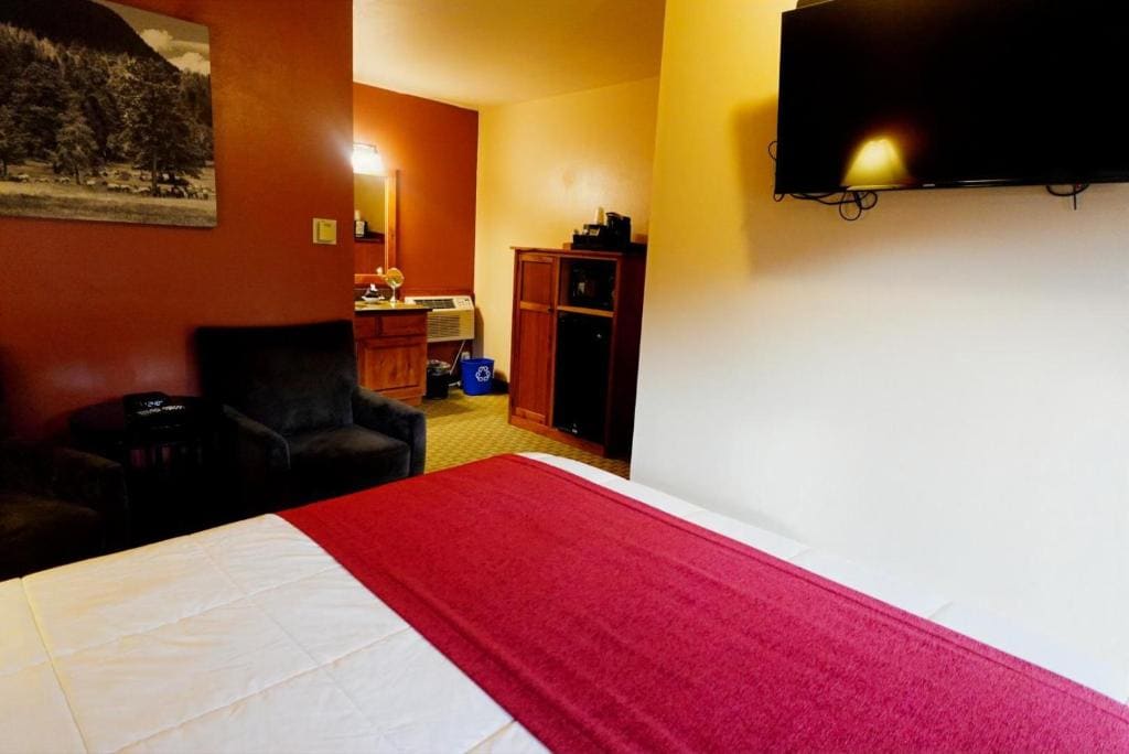 Queen Room - Non-Pet Friendly room - Image 1