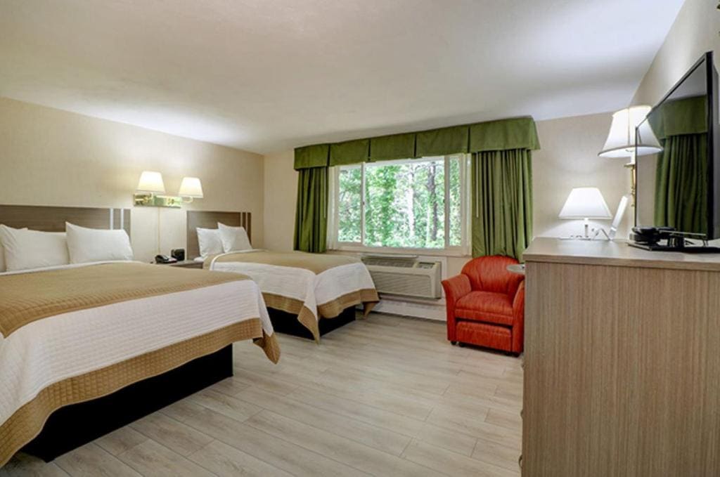 Queen Room with Twin Bed room - Image 1