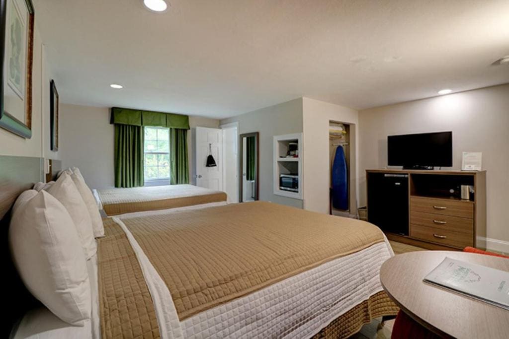 Queen Room with Two Queen Beds room - Image 2