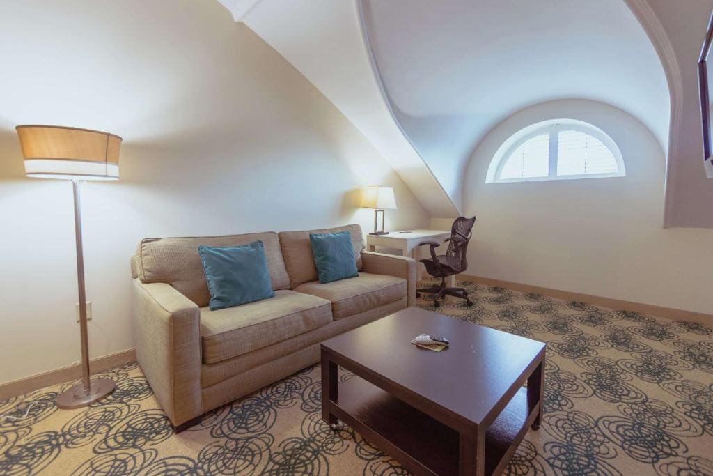 Junior King Suite with Seating Area room - Image 3