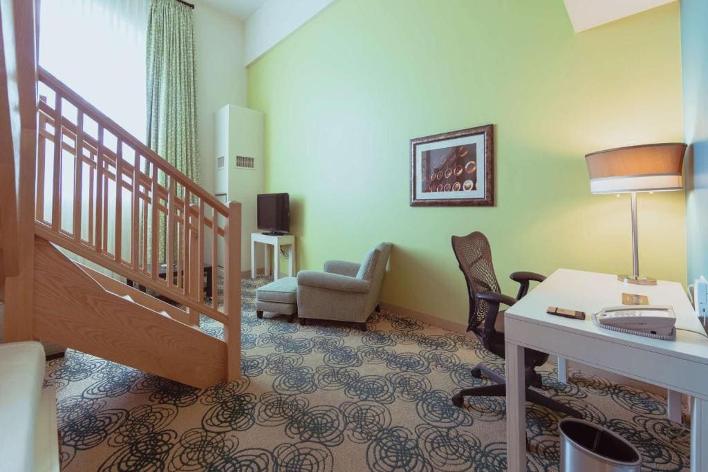 One-Bedroom Treehouse Loft King Suite room - Image 3
