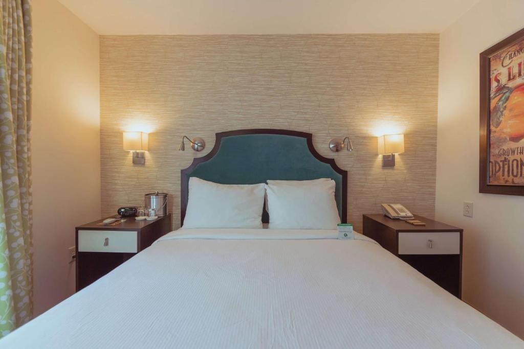 Queen Room with Roll-In Shower - Mobility and Hearing Access room - Image 2
