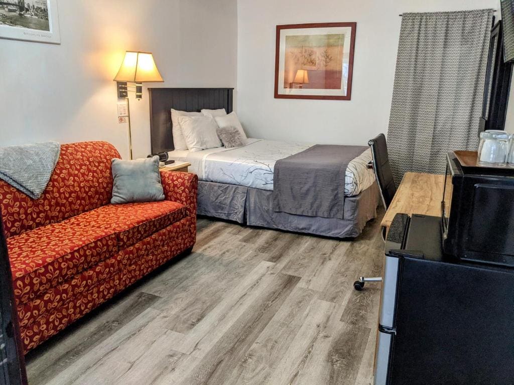 Queen Room with Two Queen Beds room - Image 2