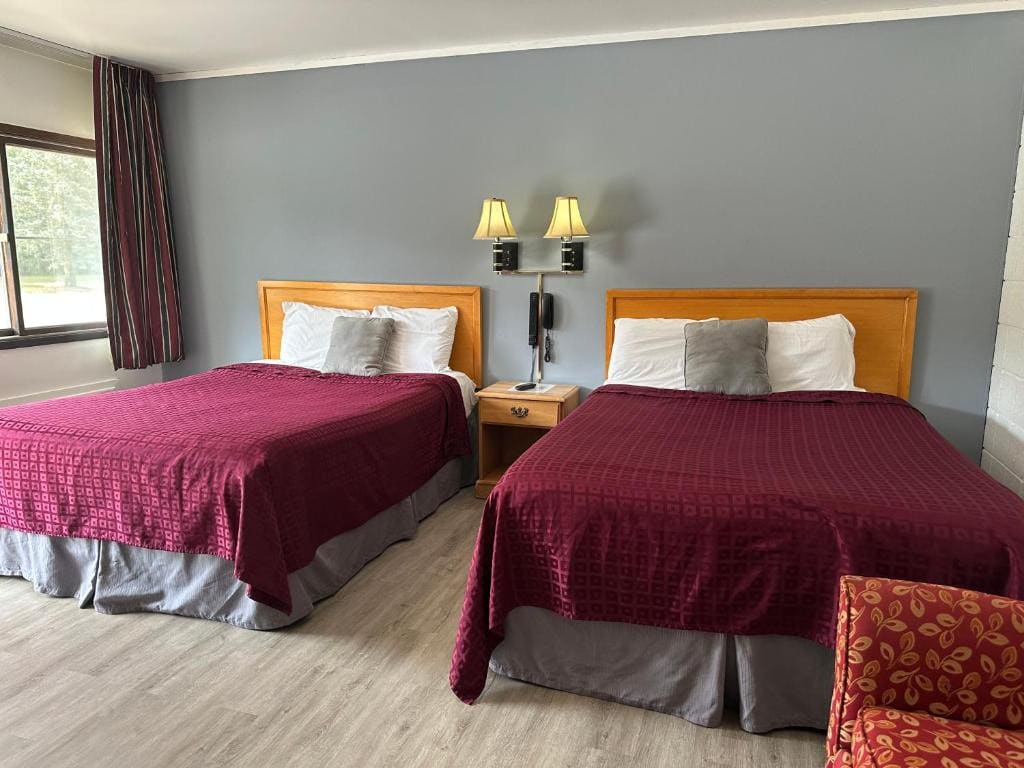 Queen Room with Two Queen Beds room - Image 3