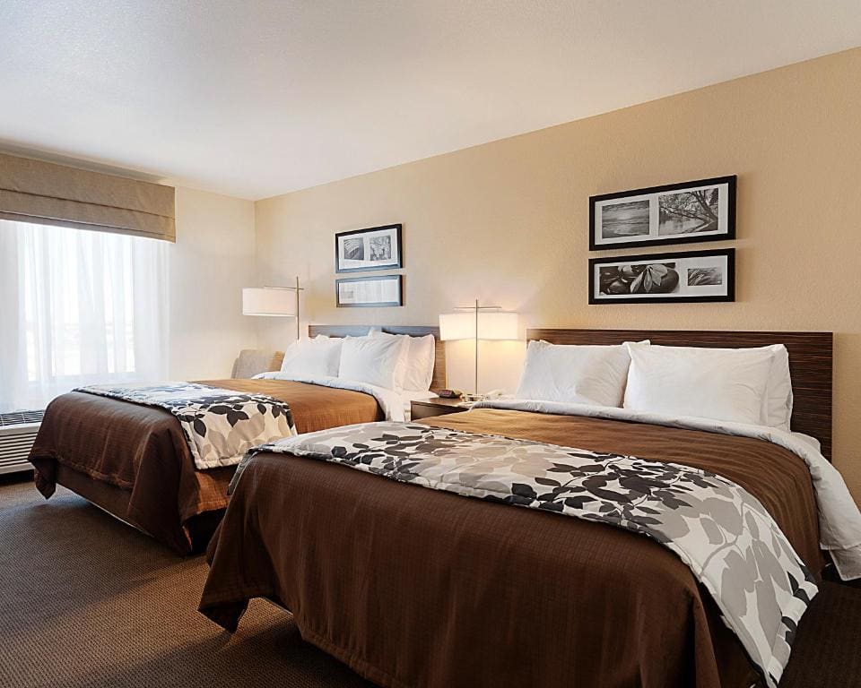 Queen Room with Two Queen Beds - Non-Smoking room - Image 1
