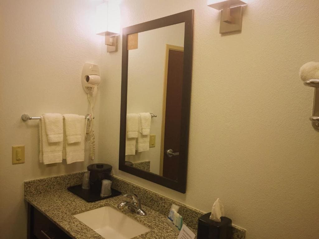 King Suite - Accessible/Non-Smoking room - Image 3