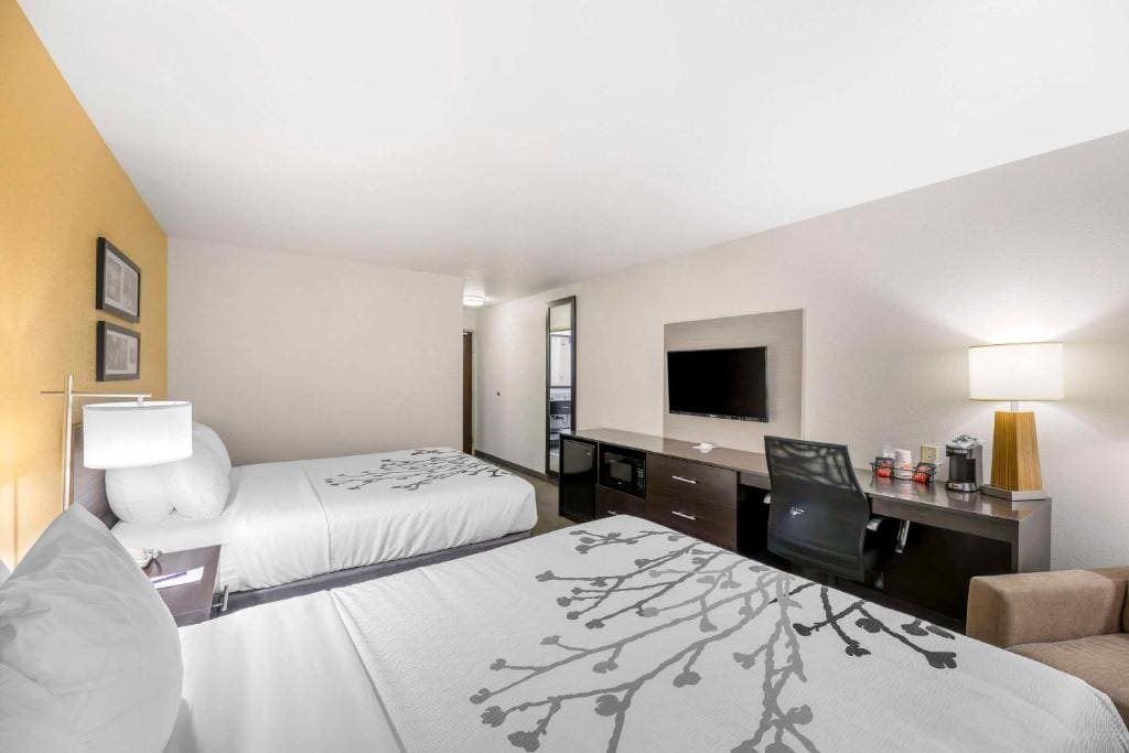 Standard Queen Room with Two Queen Beds - Non-Smoking room - Image 2