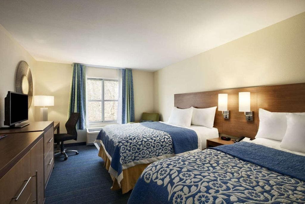 King Suite with Living Room - Non Smoking room - Image 3