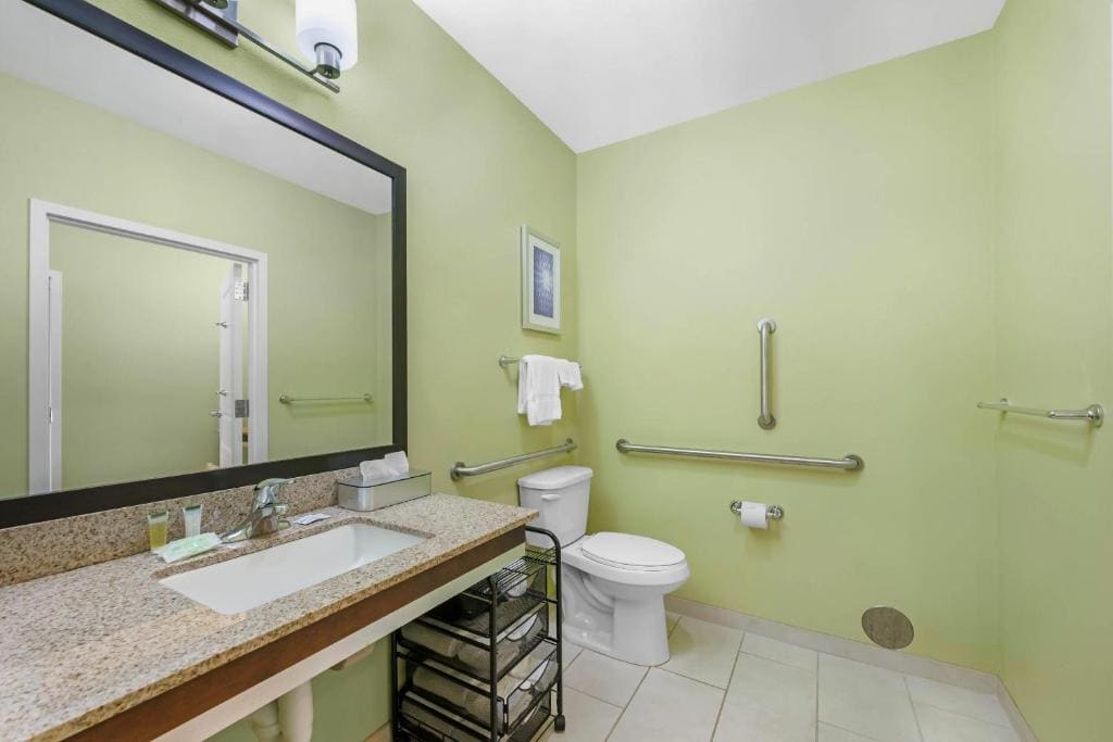 Accessible King Suite 1-person Sofabed Nonsmoking room - Image 3