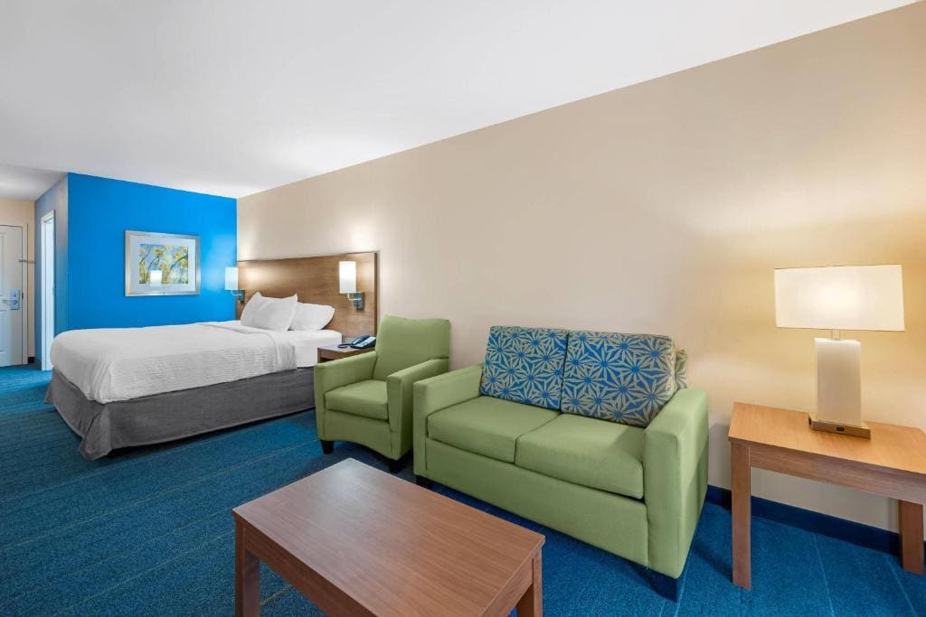 Accessible King Suite 1-person Sofabed Nonsmoking room - Image 1