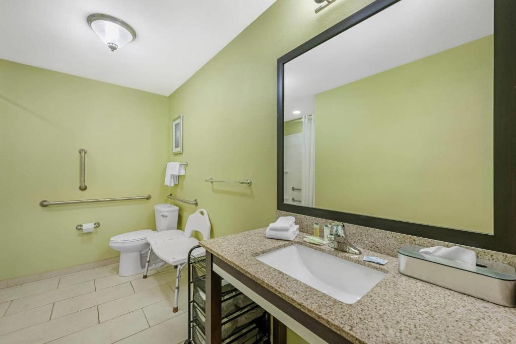 Accessible King Suite 1-person Sofabed Nonsmoking room - Image 2