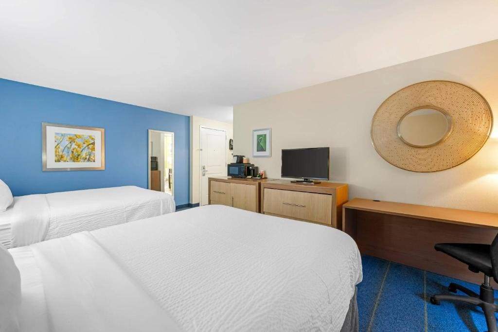Quadruple Room with Two Queen Beds and Roll-In Shower - Non Smoking room - Image 2