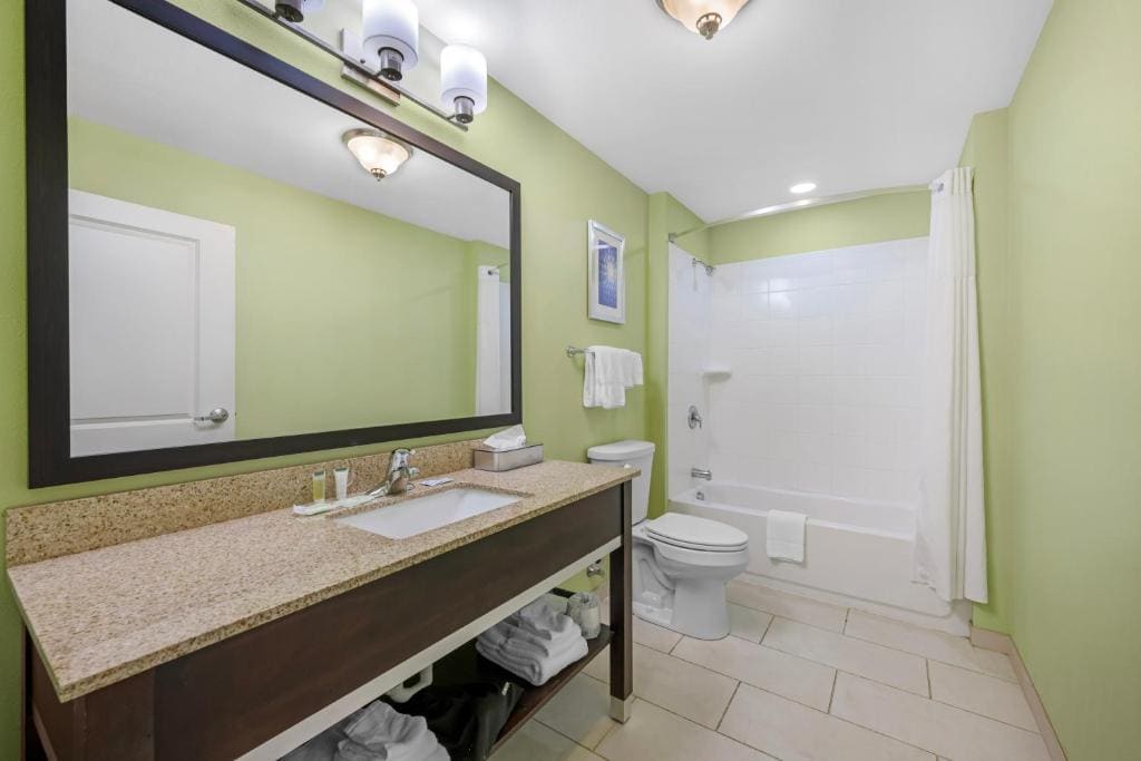 Quadruple Room with Two Queen Beds - Non Smoking room - Image 3