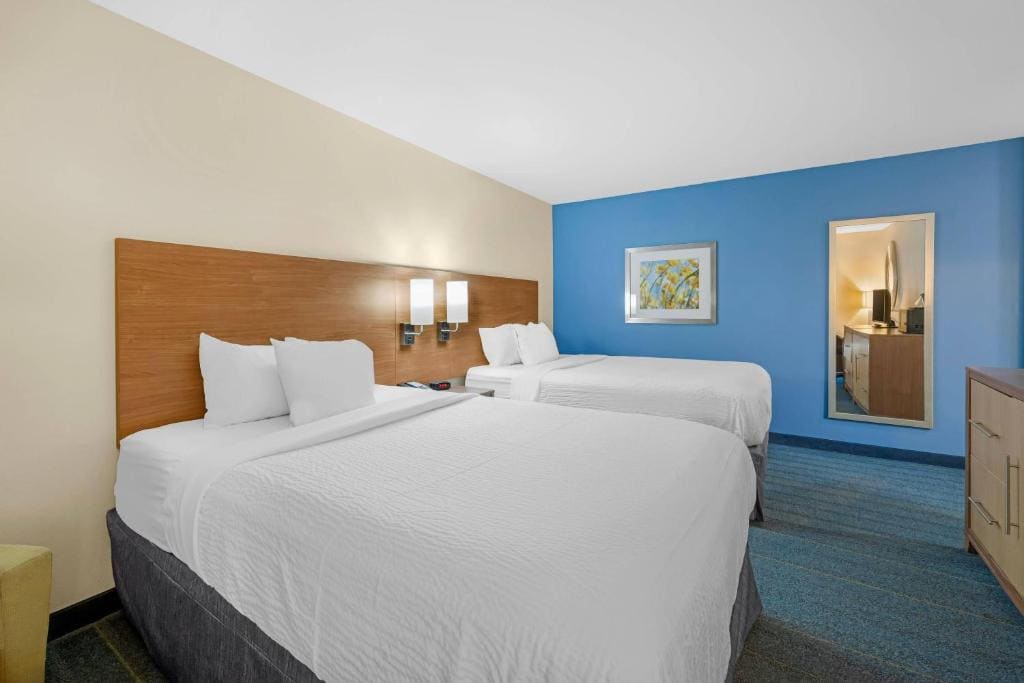 Quadruple Room with Two Queen Beds and Roll-In Shower - Non Smoking room - Image 1