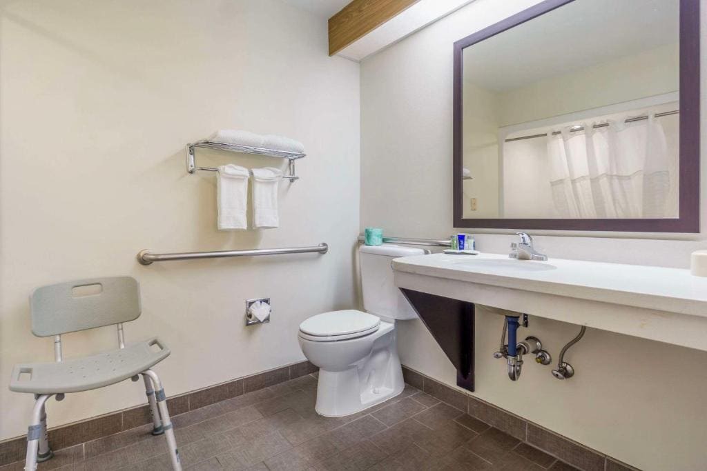 Queen Suite - Accessible/Non-Smoking room - Image 2