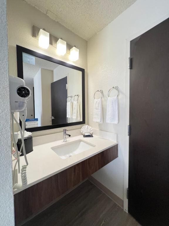 Queen Room - Non-Smoking room - Image 2