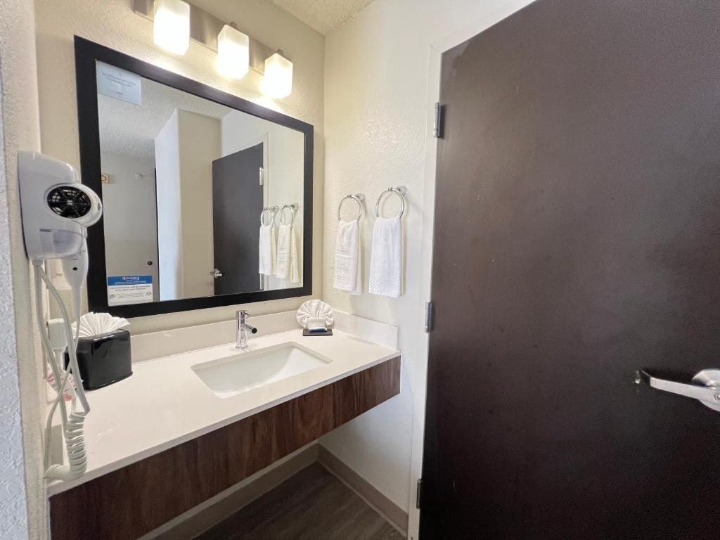Queen Room - Accessible/Nonsmoking room - Image 2