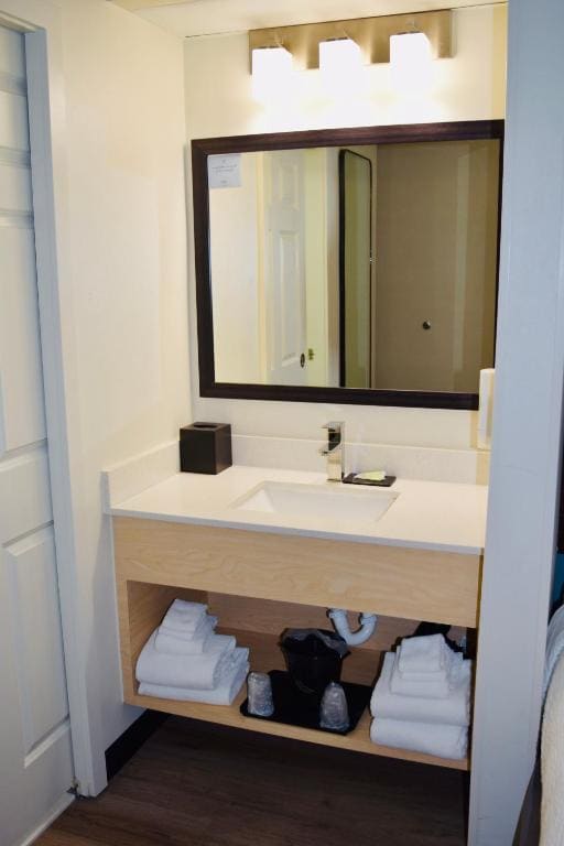 King Room - Non Smoking room - Image 3