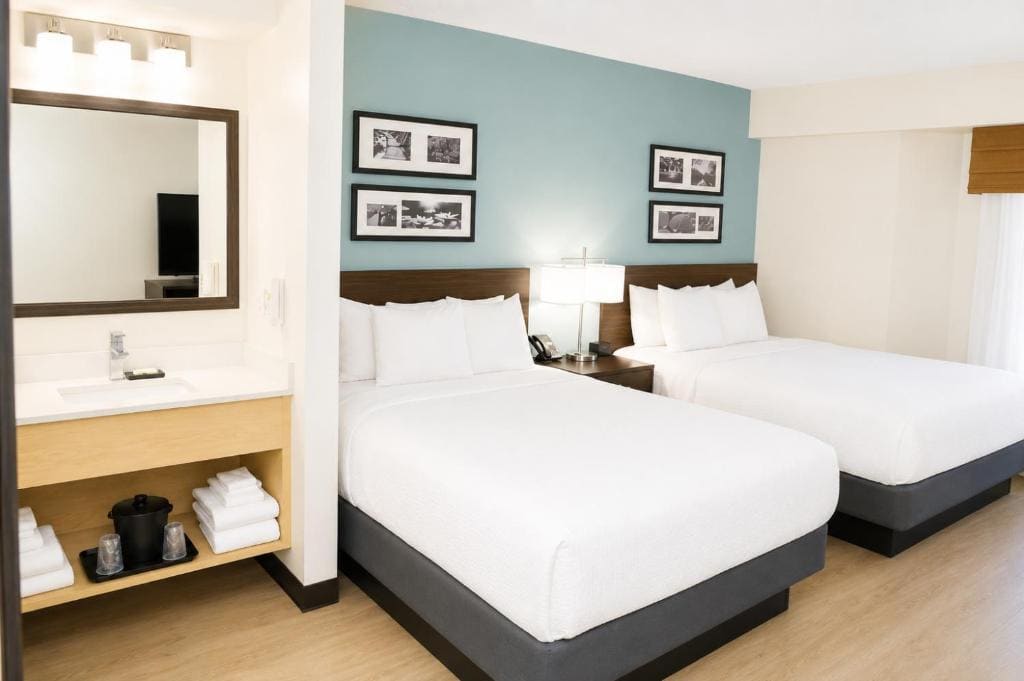 Quadruple Room with Two Queen Beds - Non Smoking room - Image 1