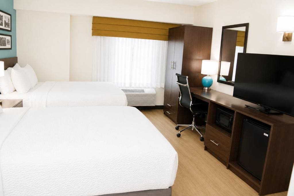 Queen Room with Two Queen Beds - Non Smoking room - Image 3