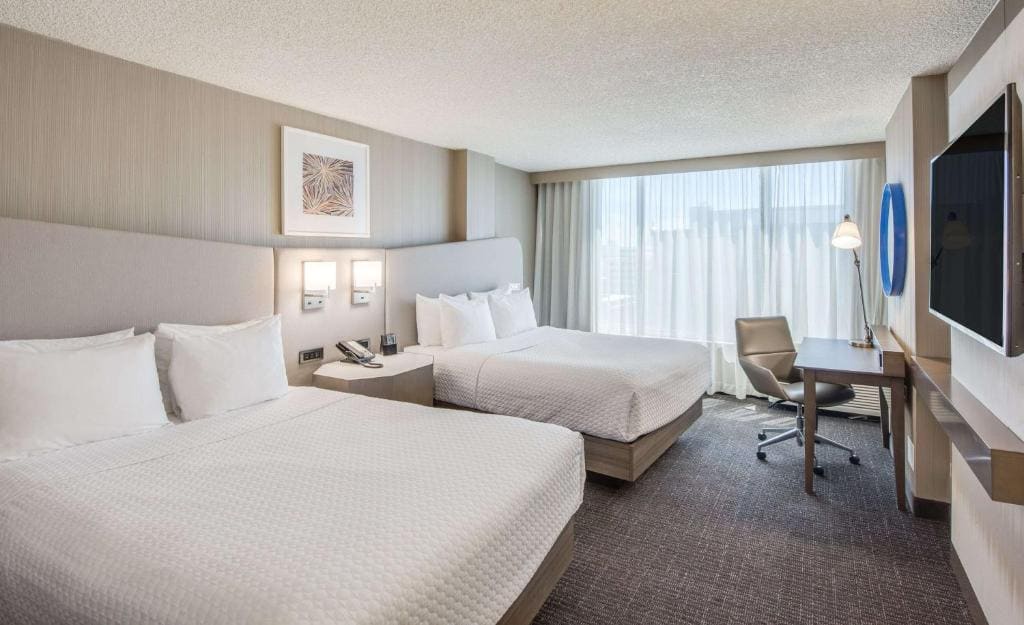 Deluxe Two Queen Beds room - Image 1
