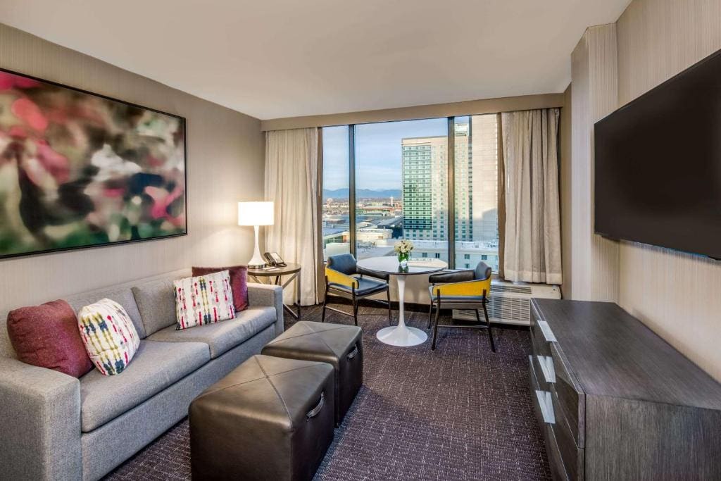 One Bedroom King Suite with View room - Image 2