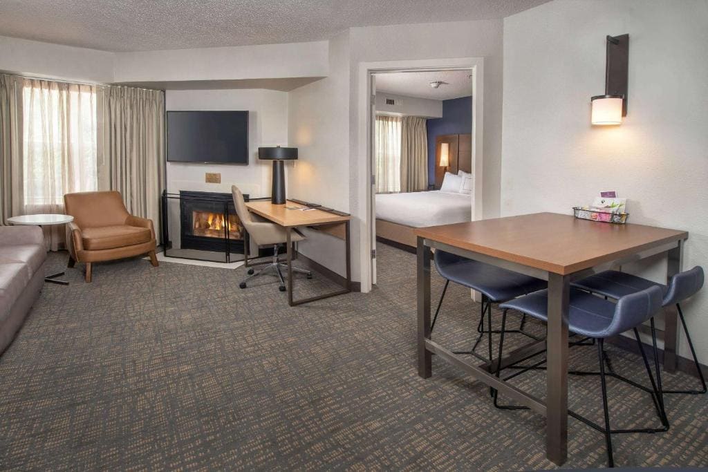 Two Bedroom Suite - Queen in Each room - Image 2