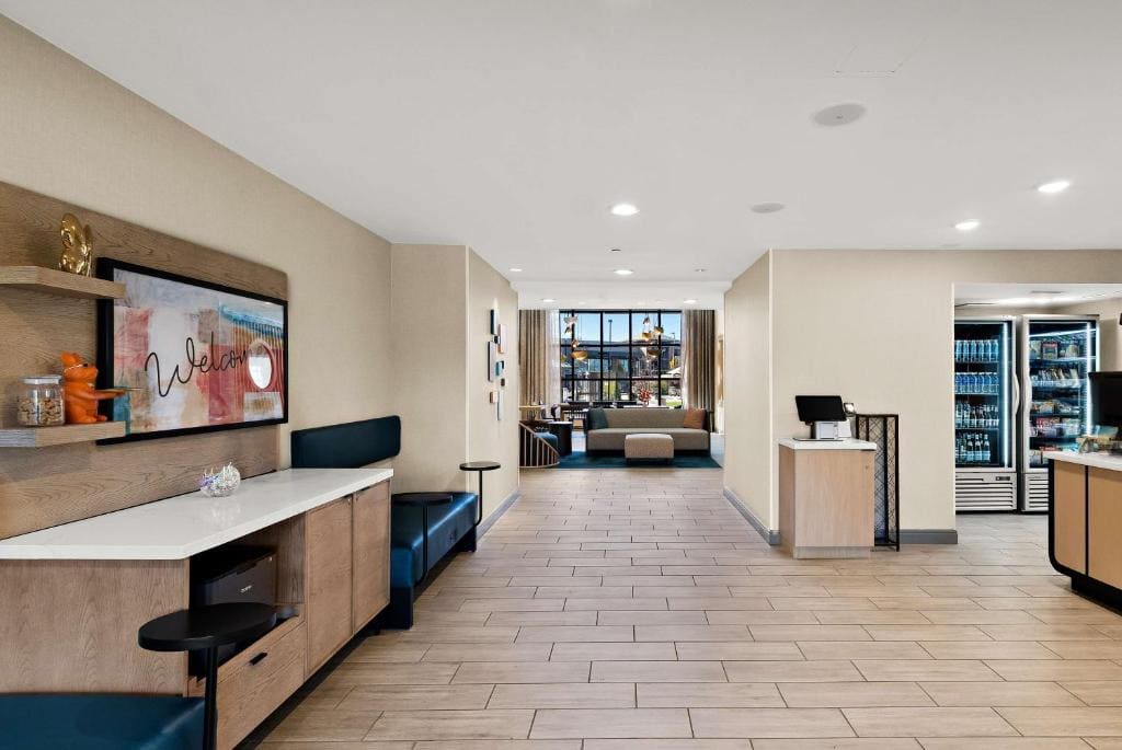 One-Bedroom King Suite room - Image 3