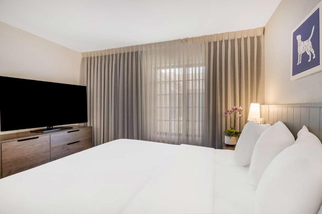Two-Bedroom Suite with King and Two Queen room - Image 3