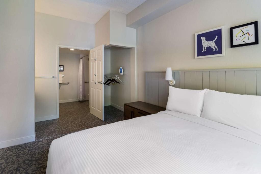 One-Bedroom Queen Suite with Roll-In Shower - Mobility Accessible room - Image 3