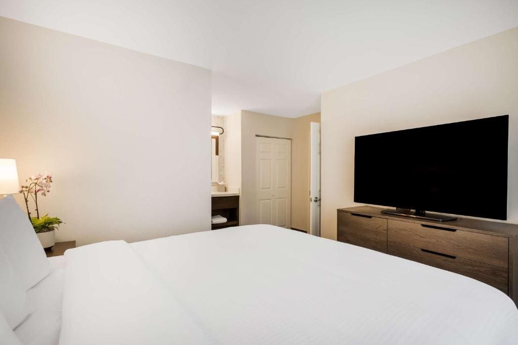 One-Bedroom Queen Suite with Bathtub - Mobility Accessible room - Image 2