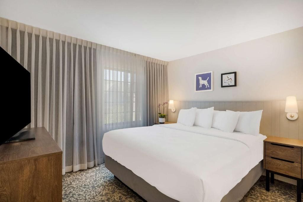 Two-Bedroom Suite with King and Two Queen room - Image 1