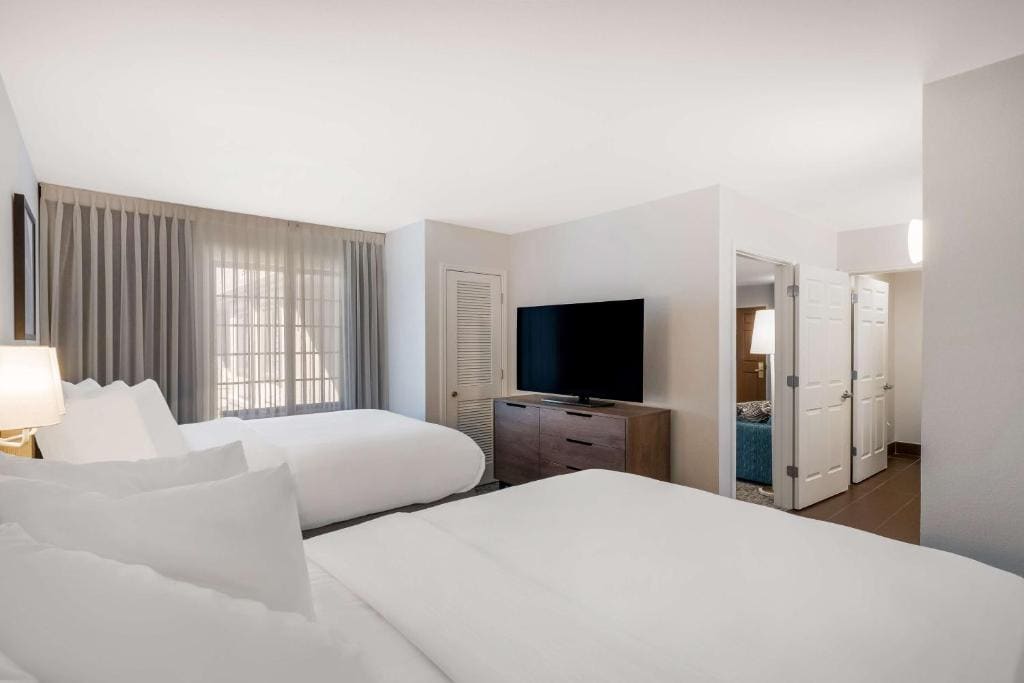 Two-Bedroom Suite with King and Two Queen room - Image 2