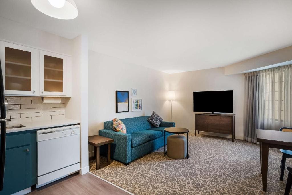 One-Bedroom Queen Suite with Bathtub - Mobility Accessible room - Image 3