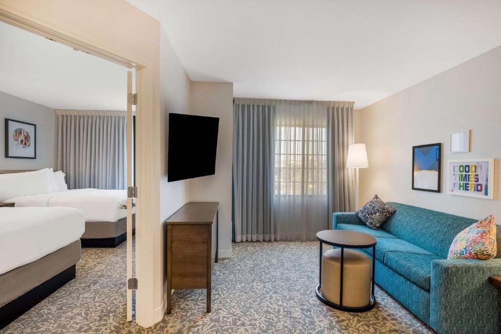 One-Bedroom Suite with Two Double Beds room - Image 2