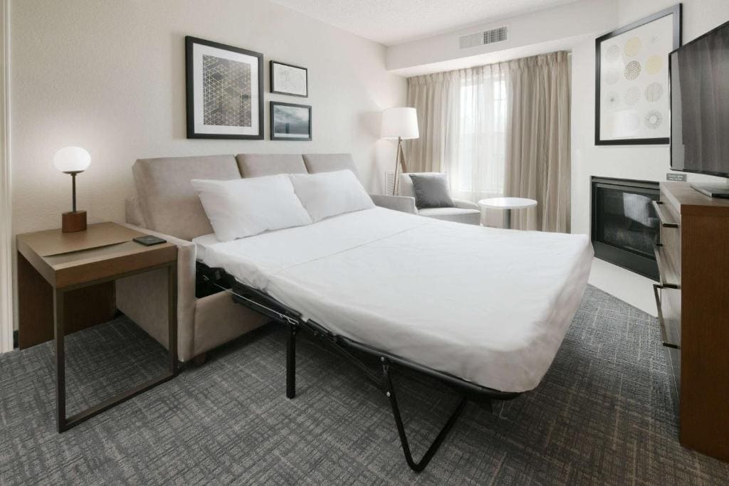 One-Bedroom King Suite - Non-Smoking room - Image 2