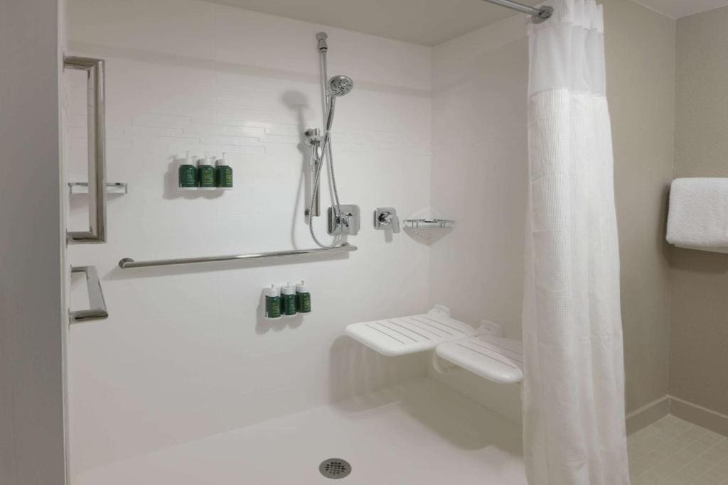 Studio Suite Queen - Hearing Accessible room - Image 1