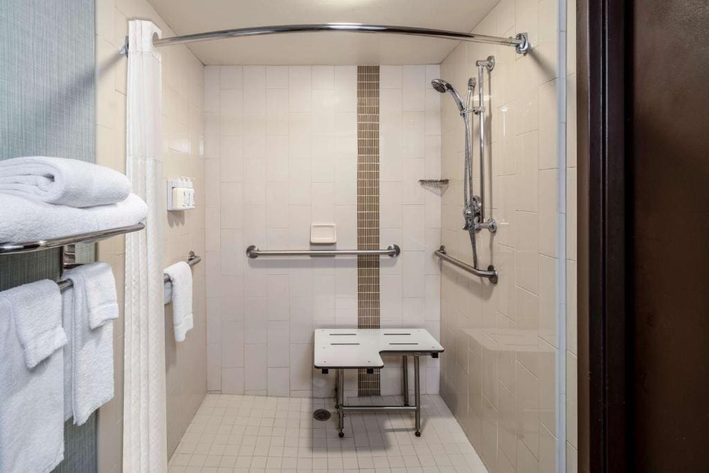 Guestroom King with Roll-In Shower - Mobility Accessible room - Image 2